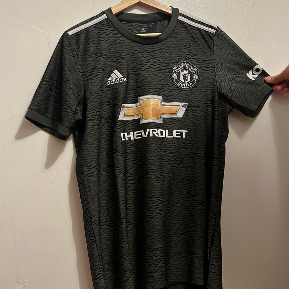 Selling a Manchester United medium shirt